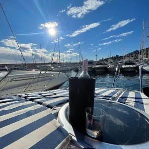 Botel Bea Boat Charter, Mentone
